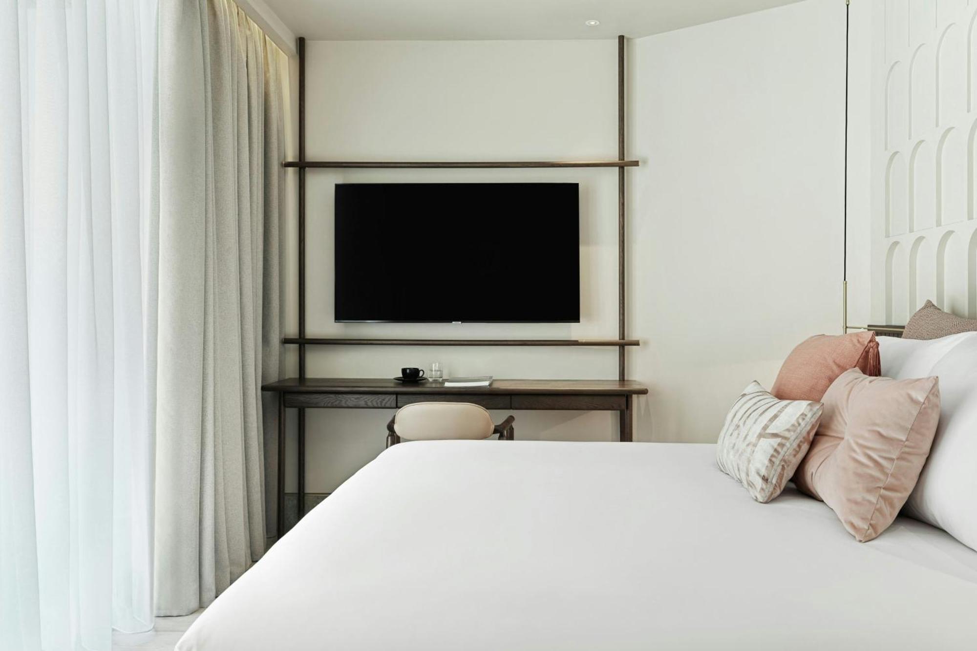 Hotel Monasty, Thessaloniki, Autograph Collection Exteriér fotografie A bedroom at the hotel